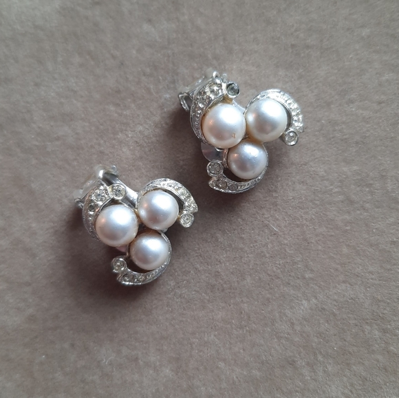Vintage Bergère Faux Pearl Clip On Earrings - Picture 2 of 6
